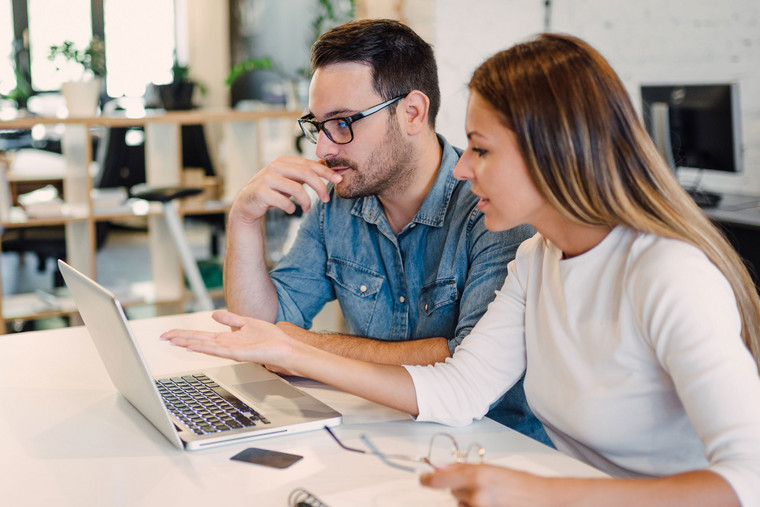 Entwicklerteam bei der Optimierung eines Webdesigns
