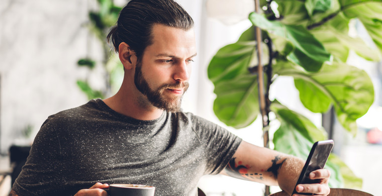 Webdesigner testet Screendesign am Smartphone