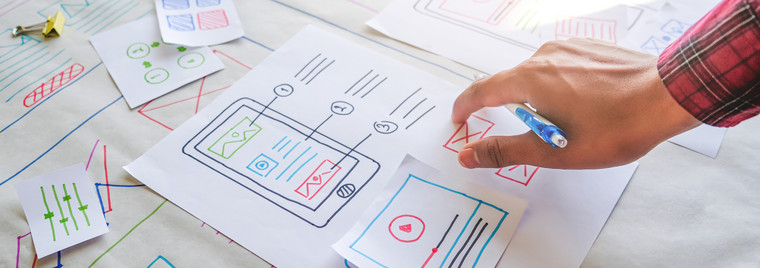 Webdesigner beim Erstellen eines Layouts