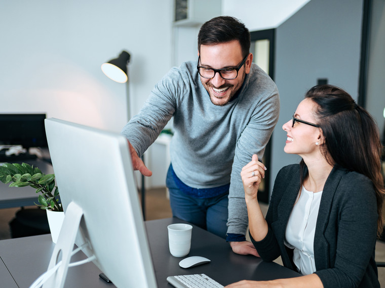 Mitarbeiter beim Arbeiten mit KI-Tools in TYPO3