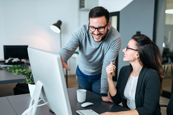Mitarbeiter beim Arbeiten mit KI-Tools in TYPO3
