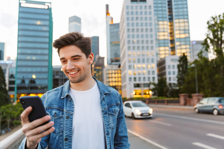 Responsive Website auf dem Smartphone eines Mannes