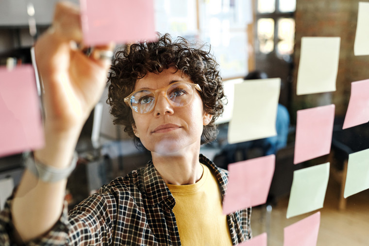 Frau plant die Optimierung einer barrierefreien Website