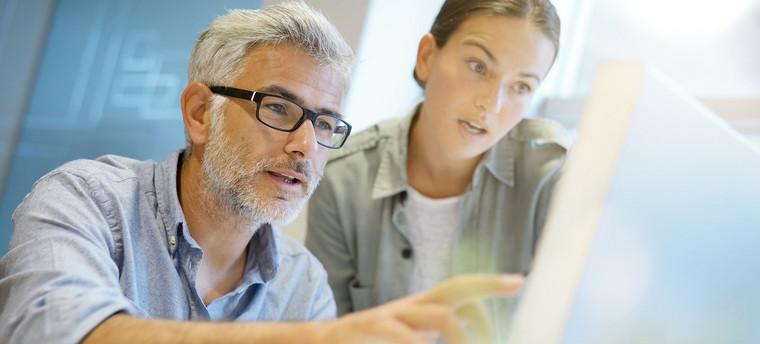 TYPO3 Entwickler beim Programmieren der neuen Website