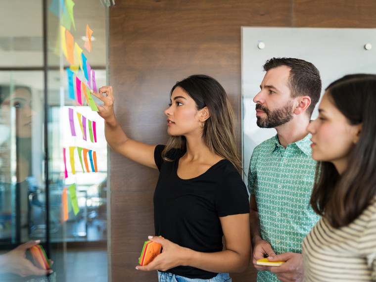 Projektleiter bei der Planung eines Kundenprojekts