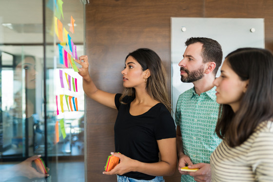 Projektleiter bei der Planung eines Kundenprojekts
