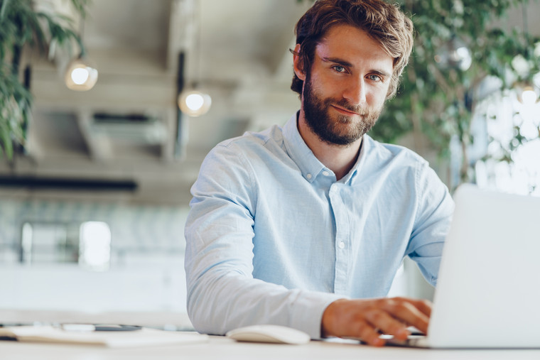 Entwickler bei der Programmierung einer TYPO3 v14 Website