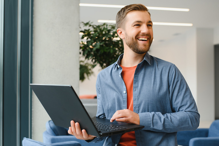 Entwickler mit Laptop präsentiert modernes Webdesign