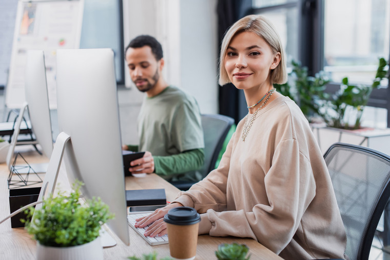 Programmierer der TYPO3 Agentur beim Coden