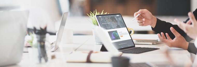 Online-Marketing Agentur beim Sichten einer Website