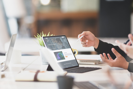 Online-Marketing Agentur beim Sichten einer Website