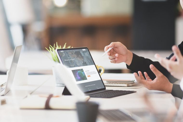 Online-Marketing Agentur beim Sichten einer Website