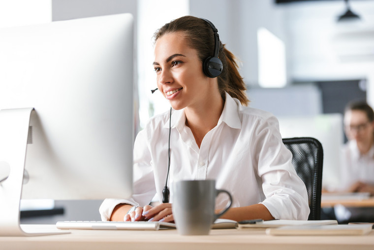 Webdesignerin bei der Arbeit in der WordPress Agentur Reutlingen