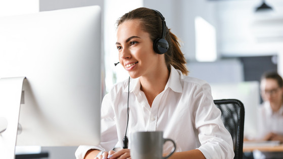 Webdesignerin beim Arbeiten in der Webdesign Agentur